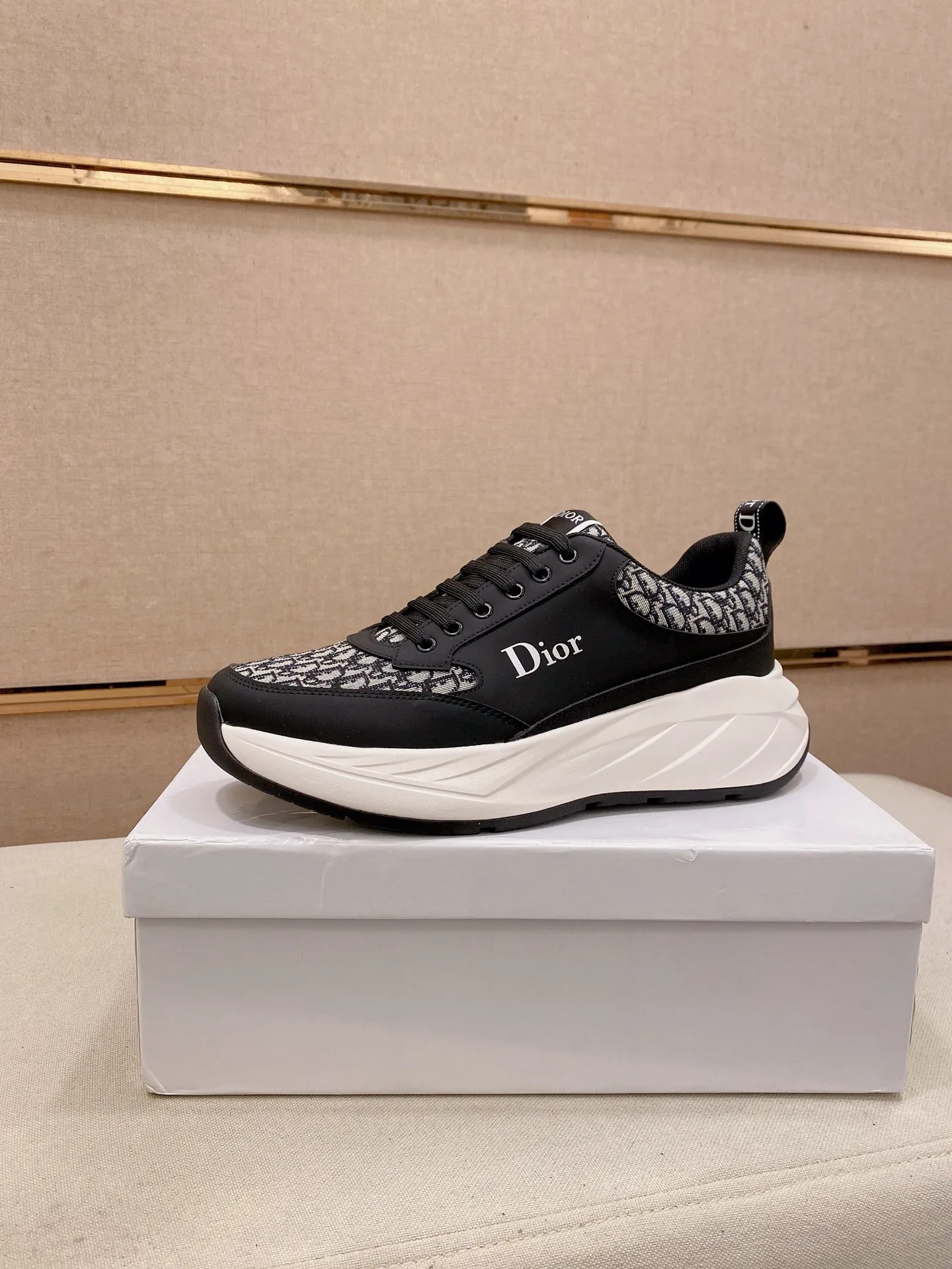 Factory price: 442💰[Dior·Dior] New casual sports style men's shoes, new spring and summer design, perfect workmanship, lace-up lazy style to create wardrobe quality, upper: imported first-layer cowhide, sheepskin lining is soft and comfortable, ultra-light TPU wear-resistant outsole, simple, versatile fashion men's shoes, excellent color code number 38--44. Can be customized for 45 non-refundable!